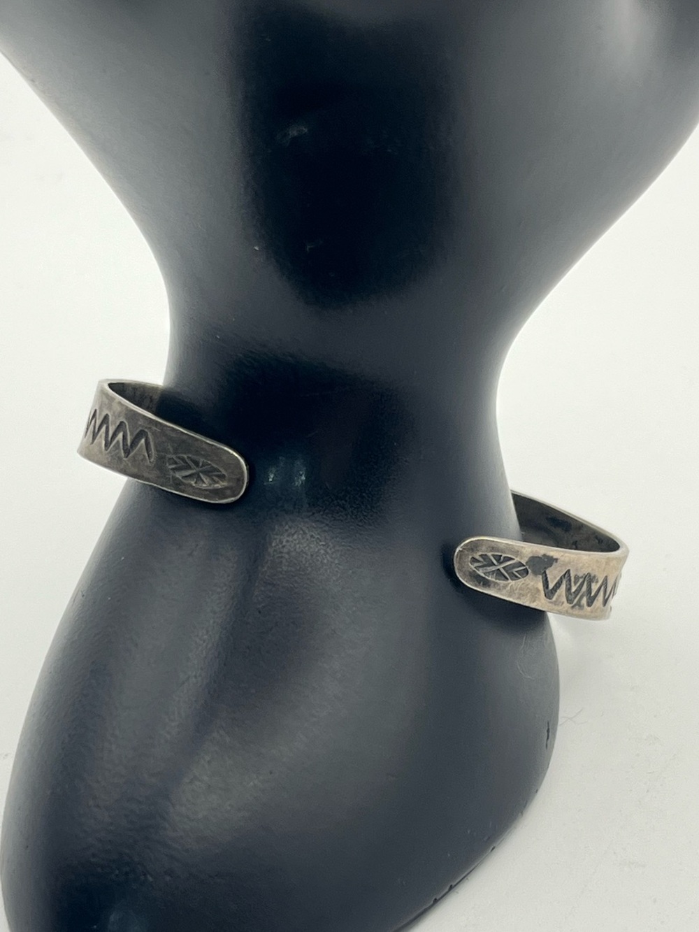 Native American sterling silver hand stamped blue stone vintage cuff bracelet - Picture 4 of 16